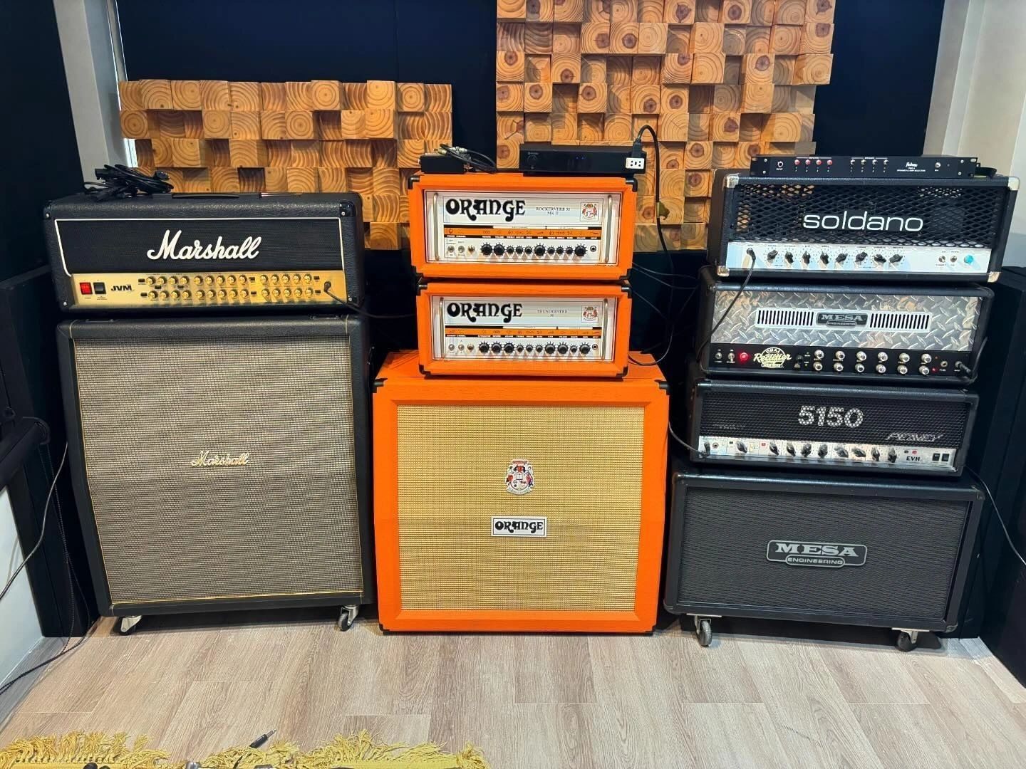 Parede de amplificadores do estúdio: Marshall, Orange, Soldano, Mesa Boogie e Peavey
