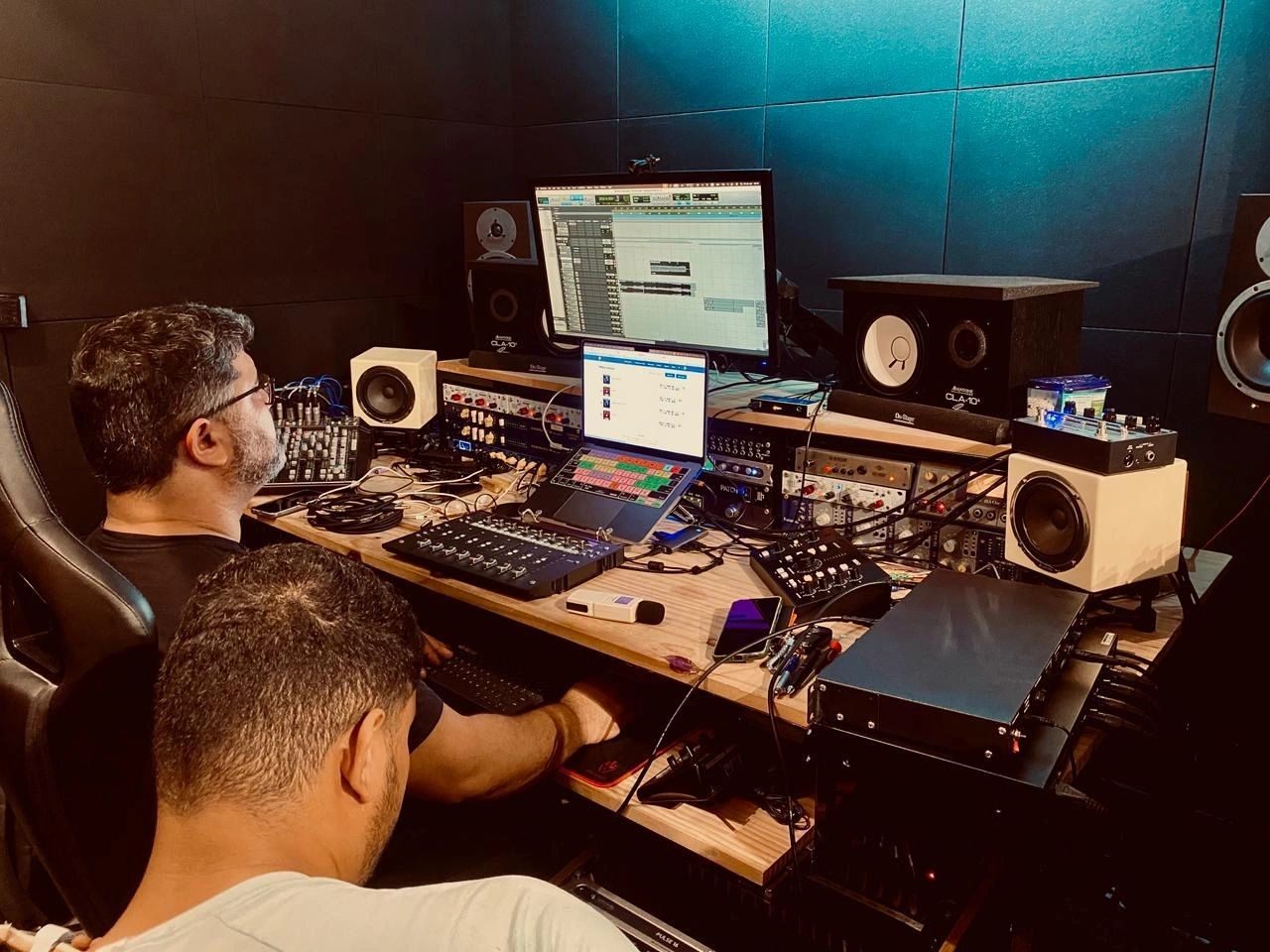 Sala de controle do Static Progress Studio durante uma sessão