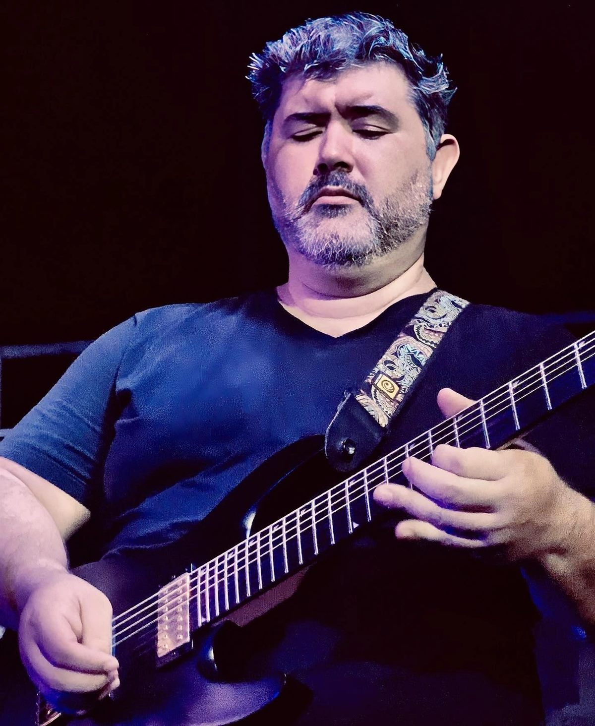 Juan Otero tocando guitarra