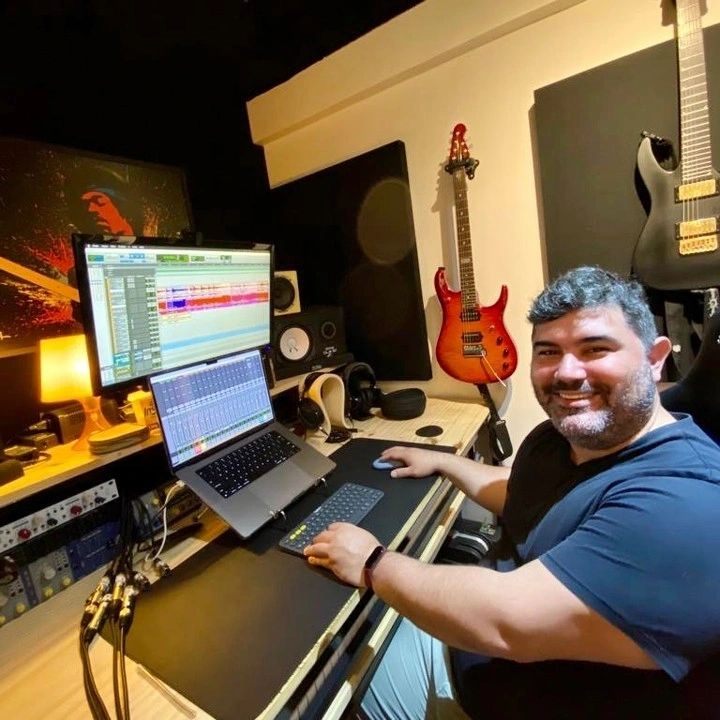 Juan Otero em sessão de produção no estúdio